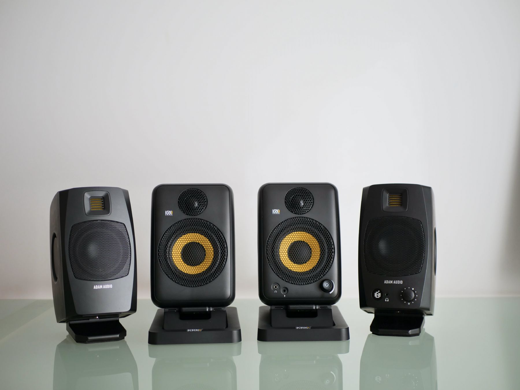 Adam Audio D3V y KRK GoAux4